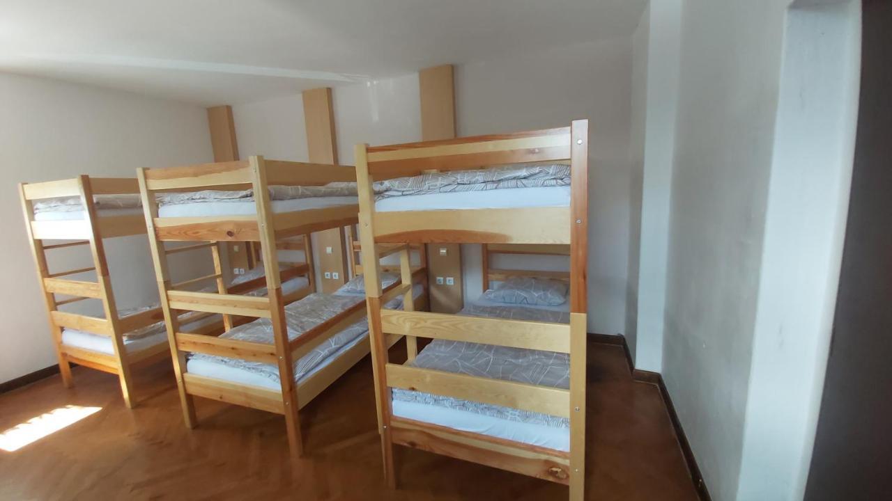 Hostel In Picerija Spajza モイストラナ エクステリア 写真