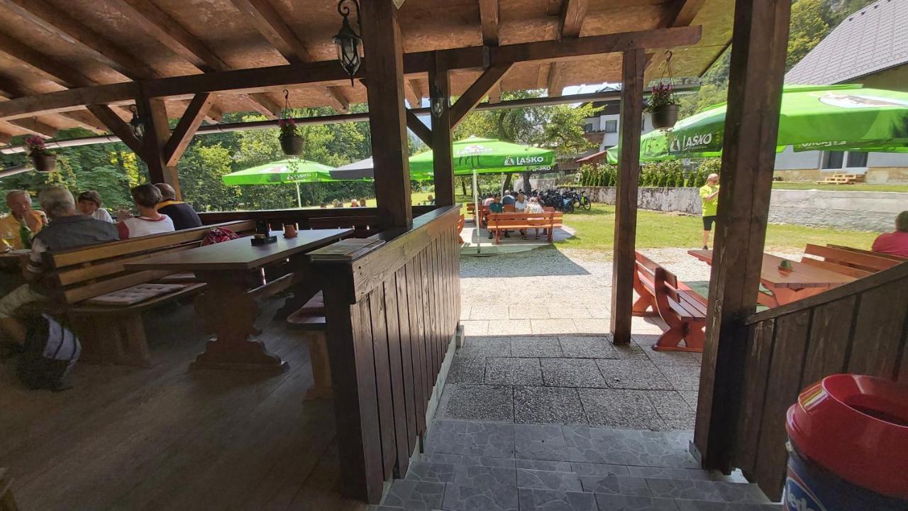 Hostel In Picerija Spajza モイストラナ エクステリア 写真